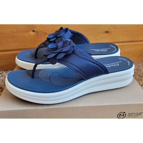 Clarks Cloudsteppers Sandals - Picture 3 of 11